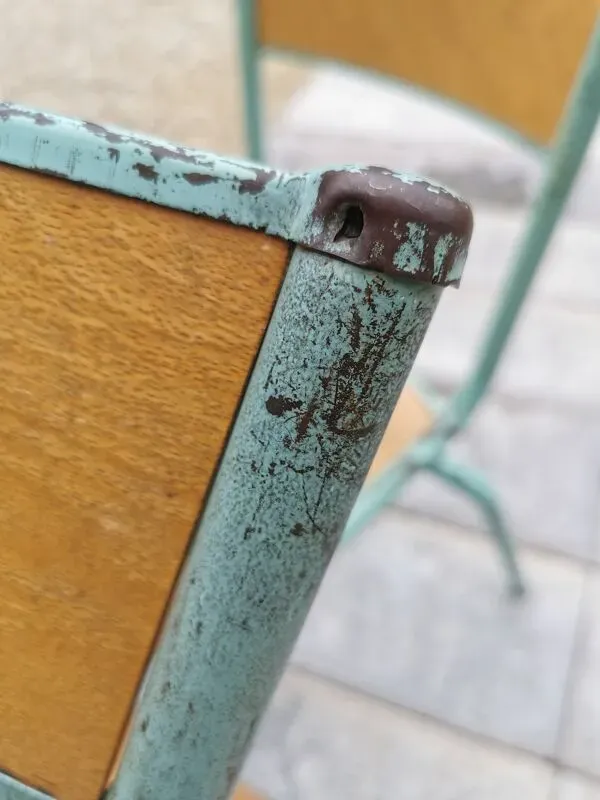 Illustration numéro 5 du produit Lot de deux chaises d'école