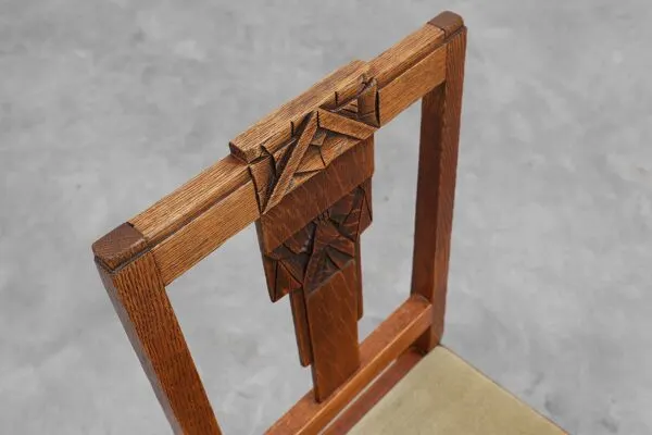 Illustration numéro 5 du produit Chaise latérale en chêne de style École d'Amsterdam avec des sculptures géométriques, Les Pays-Bas