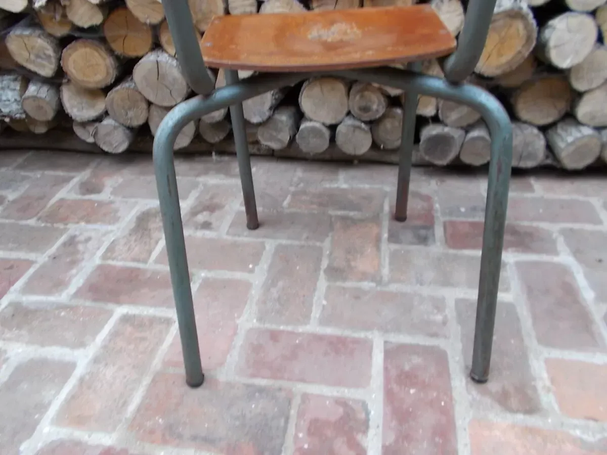 Illustration numéro 5 du produit Chaise d'école