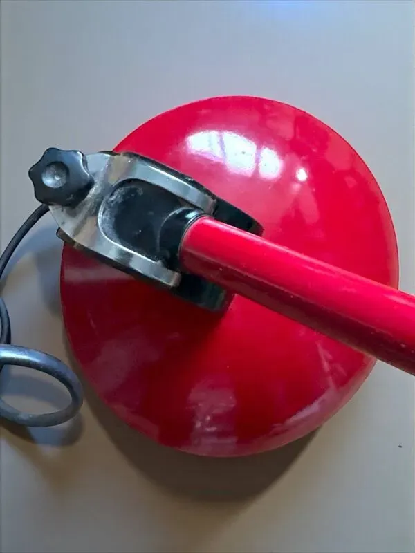 Illustration numéro 5 du produit Lampe articulée vintage – Métal rouge – France 1970/80