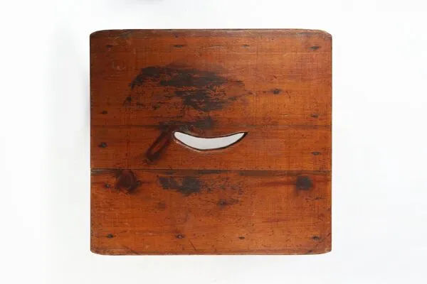 Illustration numéro 5 du produit Tabouret en bois carré industriel avec poignée, Belgique, années 1920