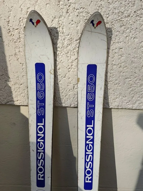 Illustration numéro 5 du produit 3 paires de skis vintage Rossignol Strato, ST 650 & Fischer
