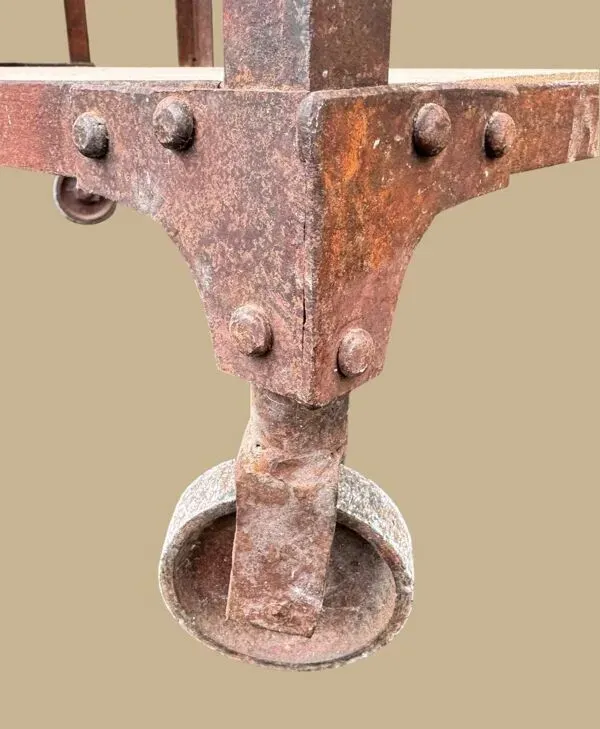 Illustration numéro 5 du produit Ancienne étagère industrielle, meuble d’atelier