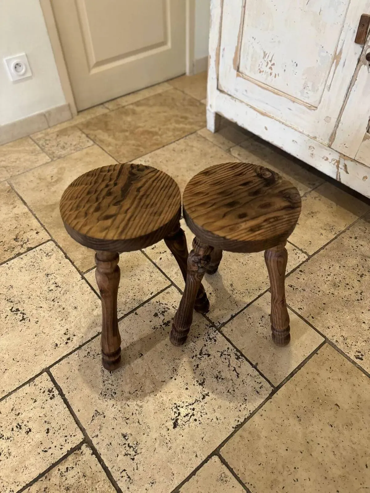 Illustration numéro 5 du produit Duo tabourets tripodes