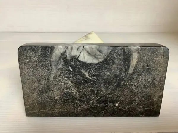 Illustration numéro 5 du produit Un serre livre dés à jouer en marbre