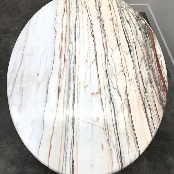 Illustration numéro 5 du produit Grande table de salle à manger ovale en marbre Arabescato Rosso italien – années 1970, sculpture sur pierre