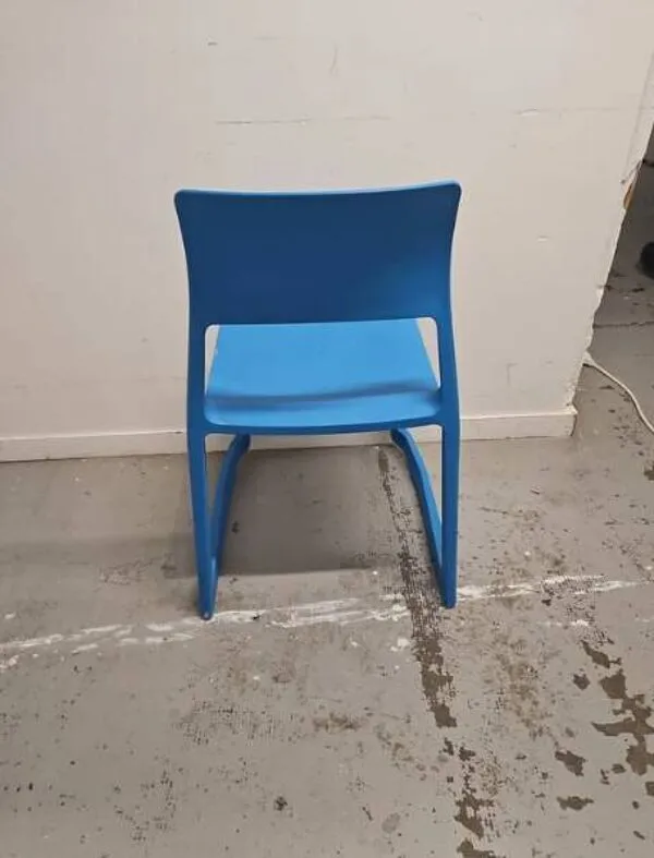 Illustration numéro 5 du produit Chaise de cafétéria empilable Pacific Blue