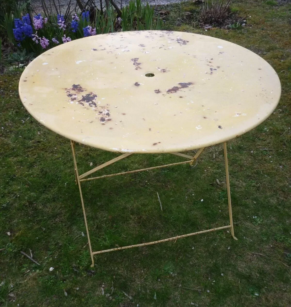 Illustration numéro 5 du produit Table de jardin en  tôle pliable 1950