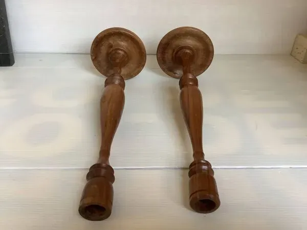 Illustration numéro 5 du produit Paire de grands bougeoirs en bois