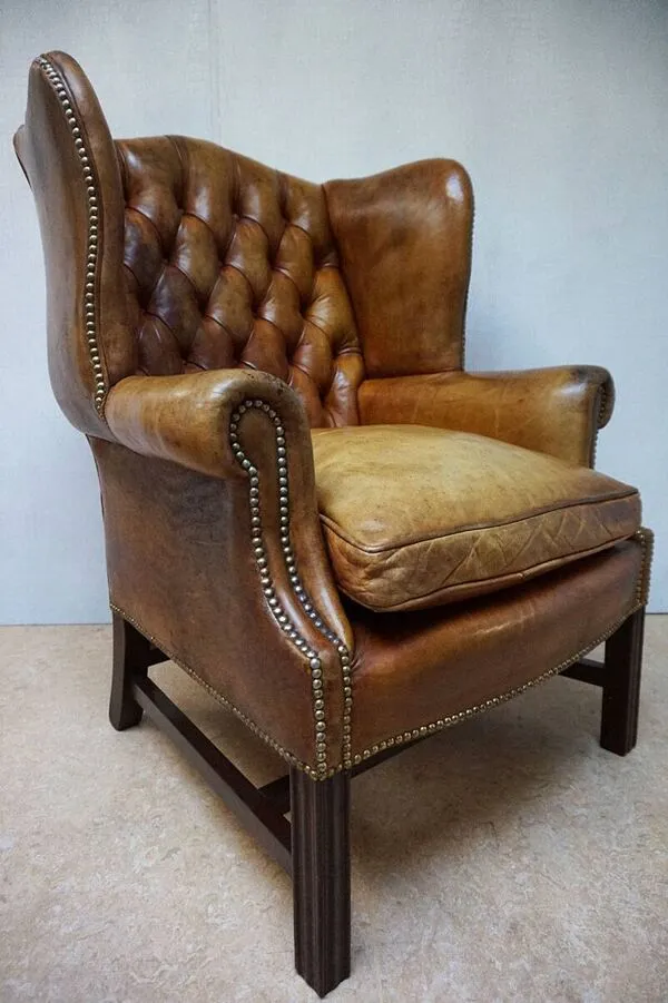 Illustration numéro 5 du produit Fauteuil Chesterfield en cuir cognac vintage, style wingback, Angleterre années 1940.