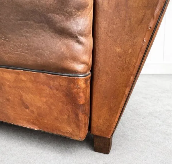 Illustration numéro 5 du produit Paire de fauteuils club en cuir – Milieu du XXe siècle