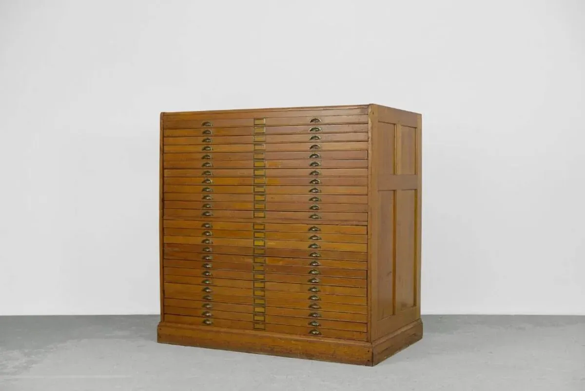 Illustration numéro 5 du produit Grand classeur industriel vintage en chêne avec plusieurs tiroirs, années 1930