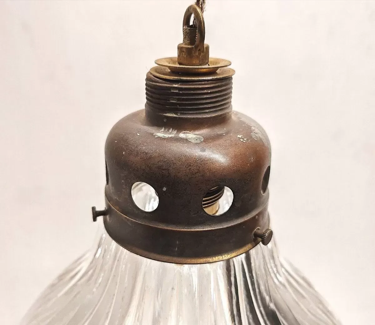 Illustration numéro 5 du produit Grande lampe en verre industriel holophane année 20