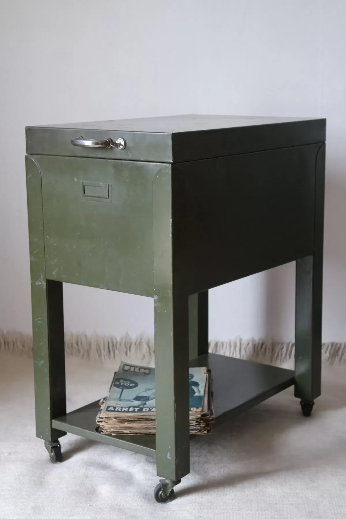 Illustration numéro 5 du produit Caisson à roulette industriel vintage