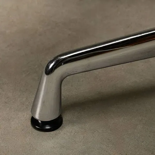 Illustration numéro 5 du produit Chaises de salle à manger Eames Aluminum Group EA106 en maille noire, Vitra