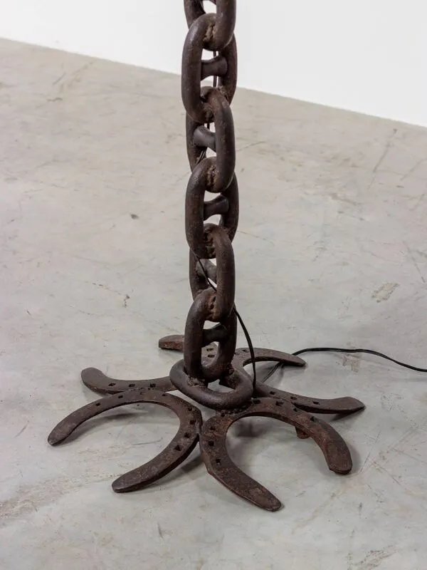 Illustration numéro 5 du produit Lampadaire industriel sculptural en chaîne de fer soudée, design brutaliste des années 80