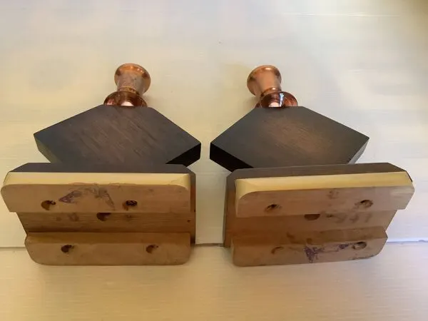 Illustration numéro 5 du produit Paire de bougeoirs géométriques en bois année 50