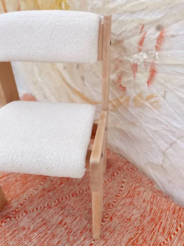 Illustration numéro 5 du produit Chaise brutaliste bois et bouclette