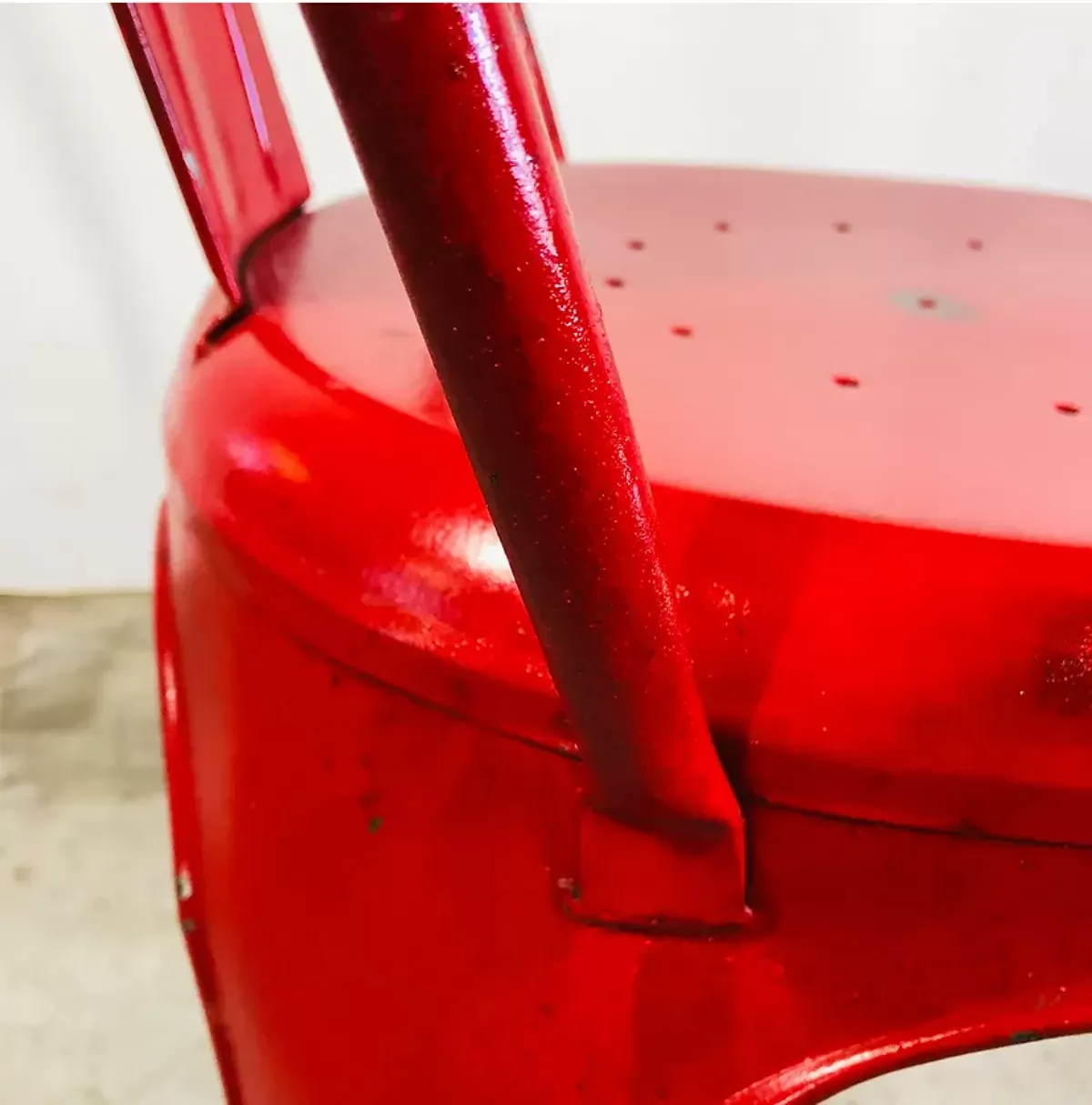 Illustration numéro 5 du produit Ensemble de quatre chaises basses en acier rouge