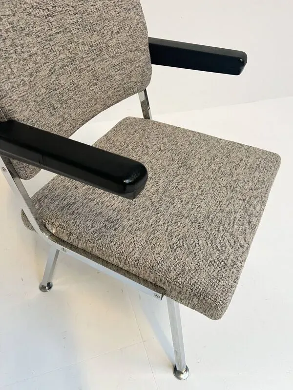 Illustration numéro 5 du produit Fauteuil designer en tissu gris attribué à Gispen, années 1960.