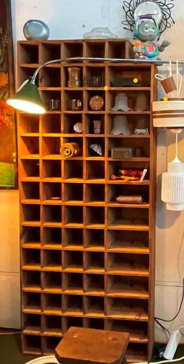 Illustration numéro 5 du produit Casier bois d’atelier, en sapin, années 60-70.