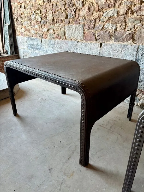 Illustration numéro 5 du produit Paire de grandes tables industrielles rivetées en métal