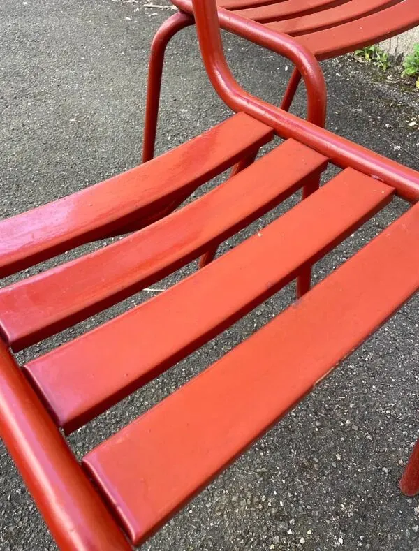 Illustration numéro 5 du produit 2 chaises style Tolix en métal rouge, France 1950