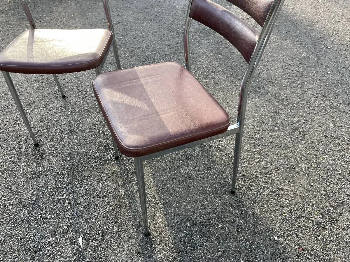 Illustration numéro 5 du produit Paire de chaises rétro en métal et cuir