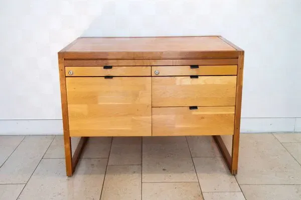 Illustration numéro 5 du produit Meuble de métier, artiste, provenance scandinave, bois massif et cuir