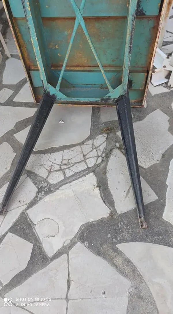 Illustration numéro 5 du produit Table rectangulaire en acier Tolix