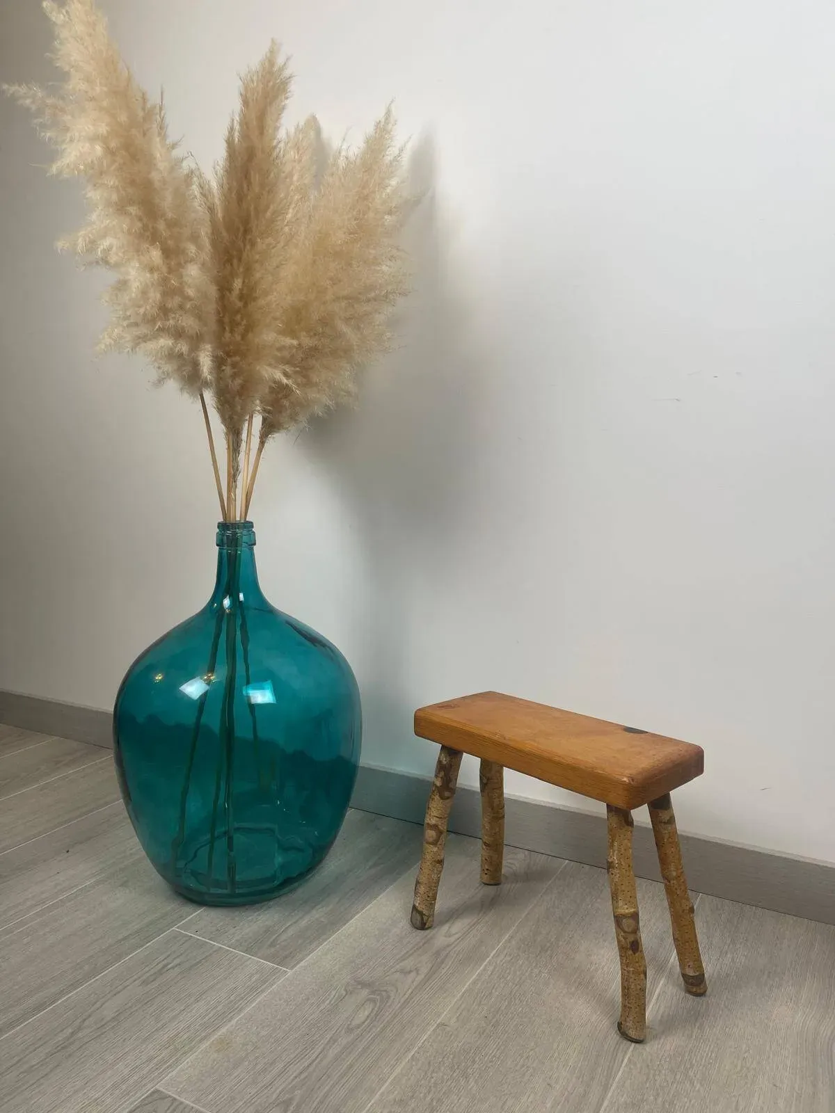 Illustration numéro 5 du produit Tabouret rectangulaire brutaliste artisanal