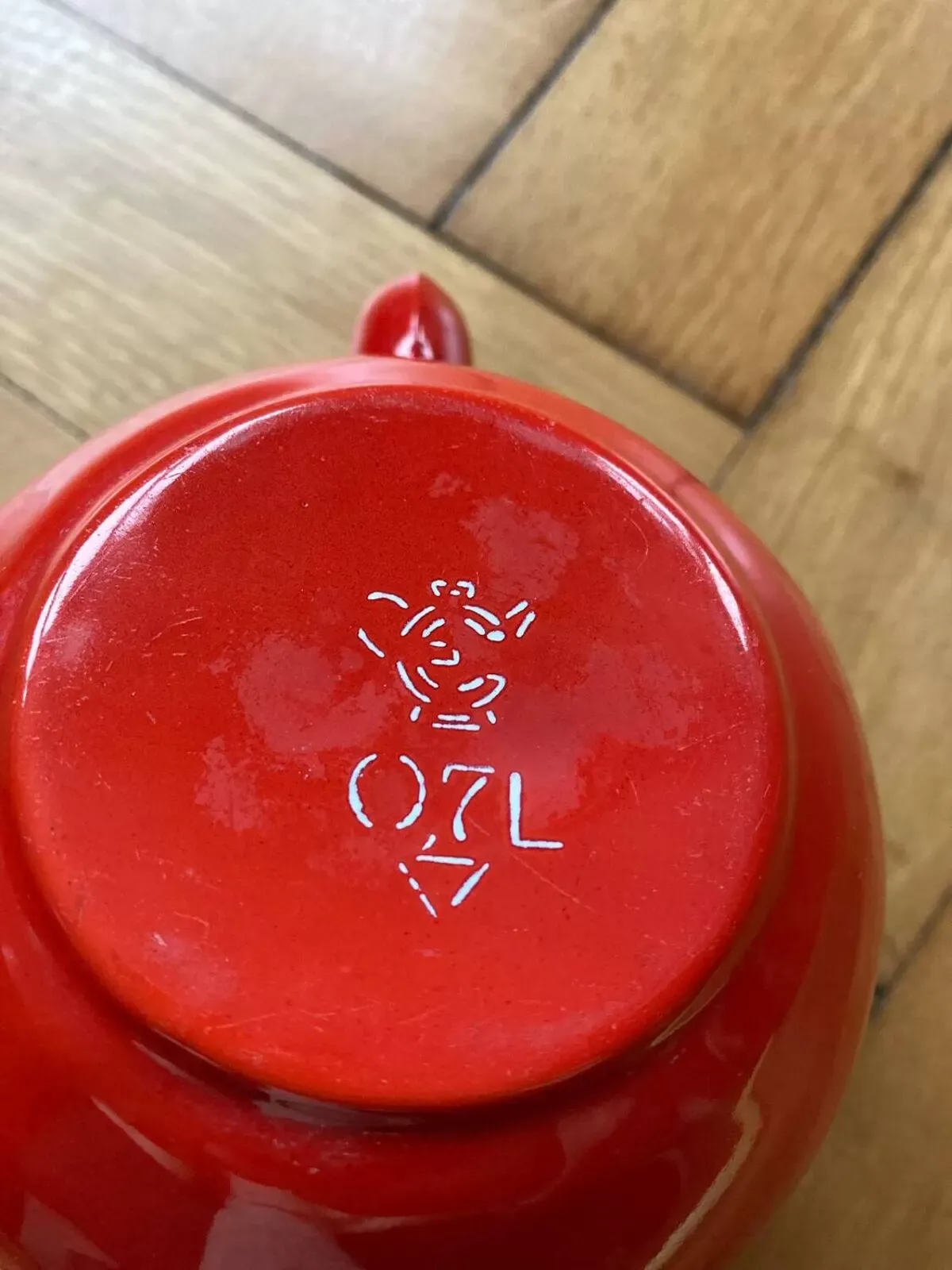 Illustration numéro 5 du produit Théière en émail rouge