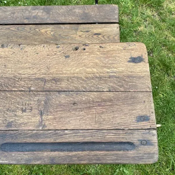 Illustration numéro 5 du produit Bureau d’écolier ancien en bois et fonte