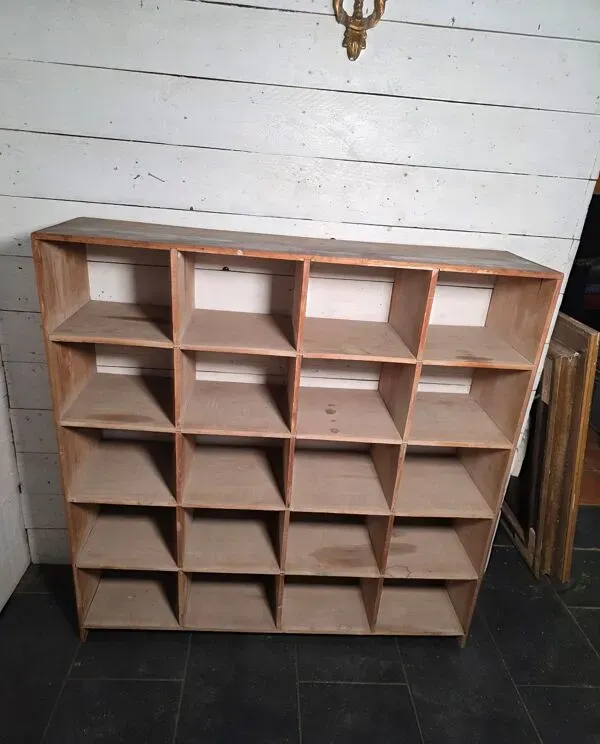 Illustration numéro 5 du produit Meuble de métier à casiers en bois massif