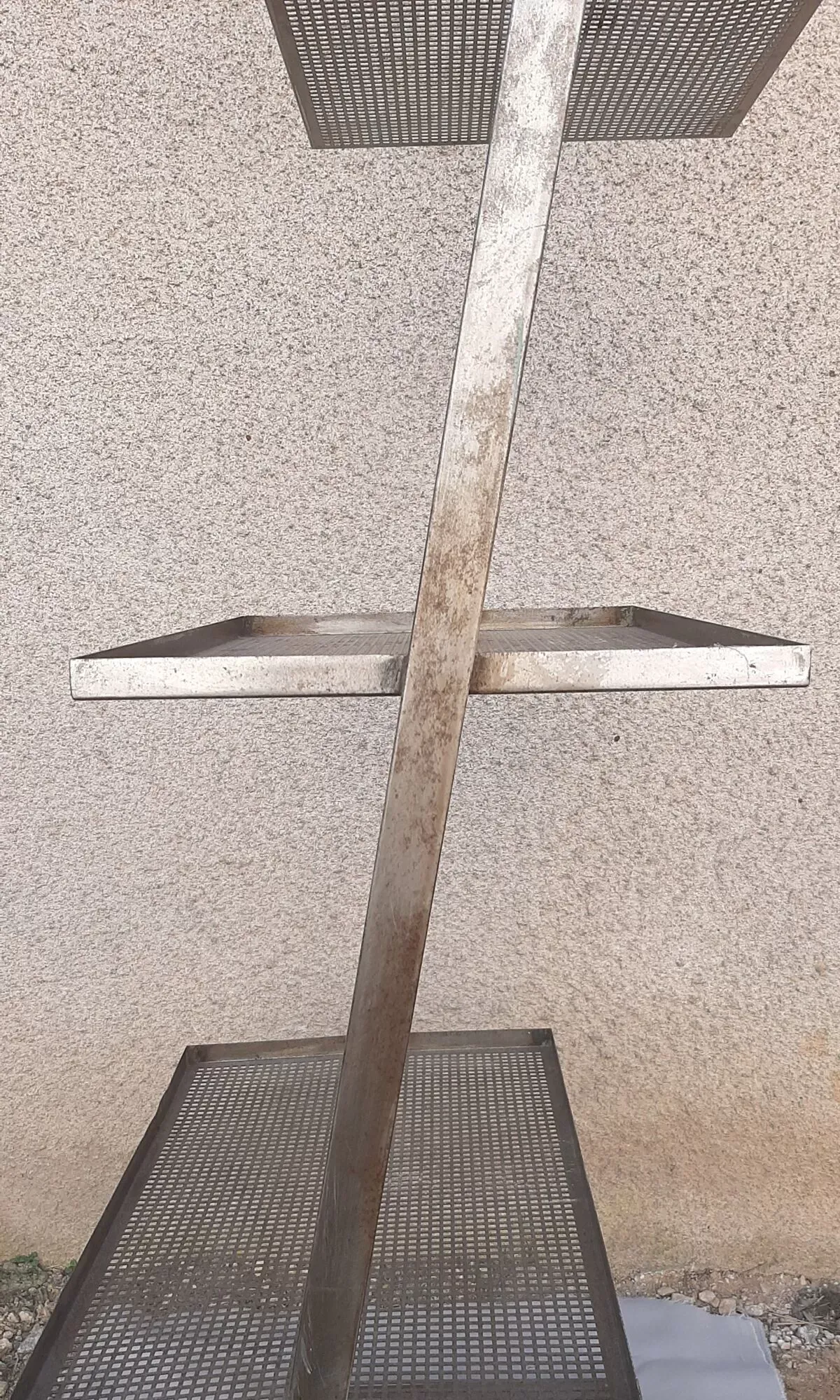 Illustration numéro 5 du produit Etagère industrielle zigzag en métal perforé