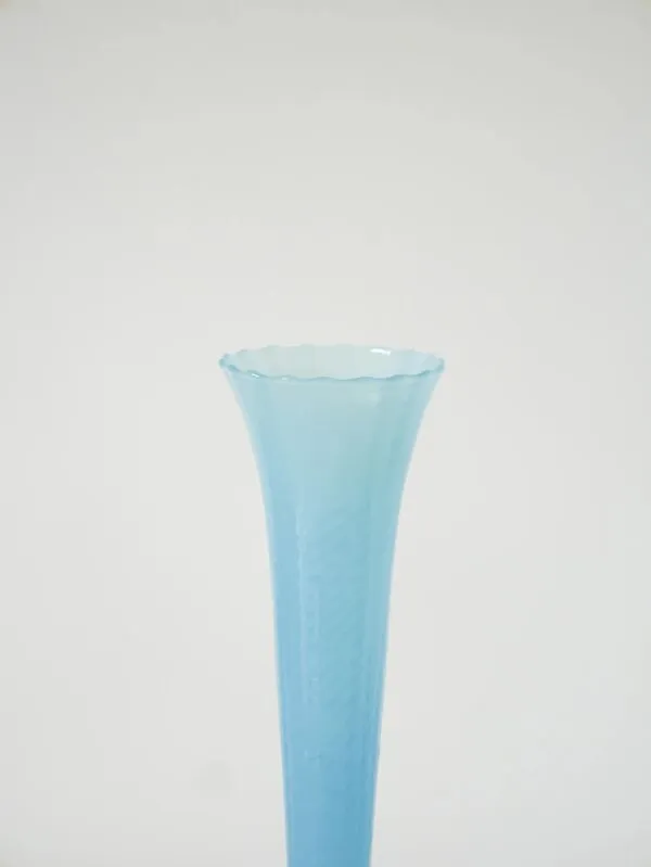 Illustration numéro 5 du produit Vase en opaline à col dentelé et texturé, bleu, 1960
