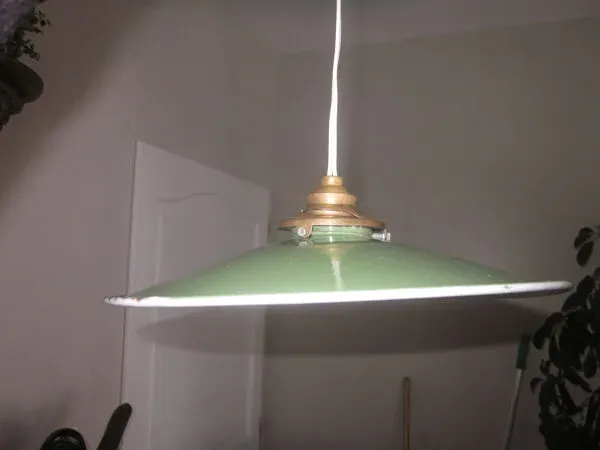 Illustration numéro 5 du produit Suspension ancienne en tole emaillée