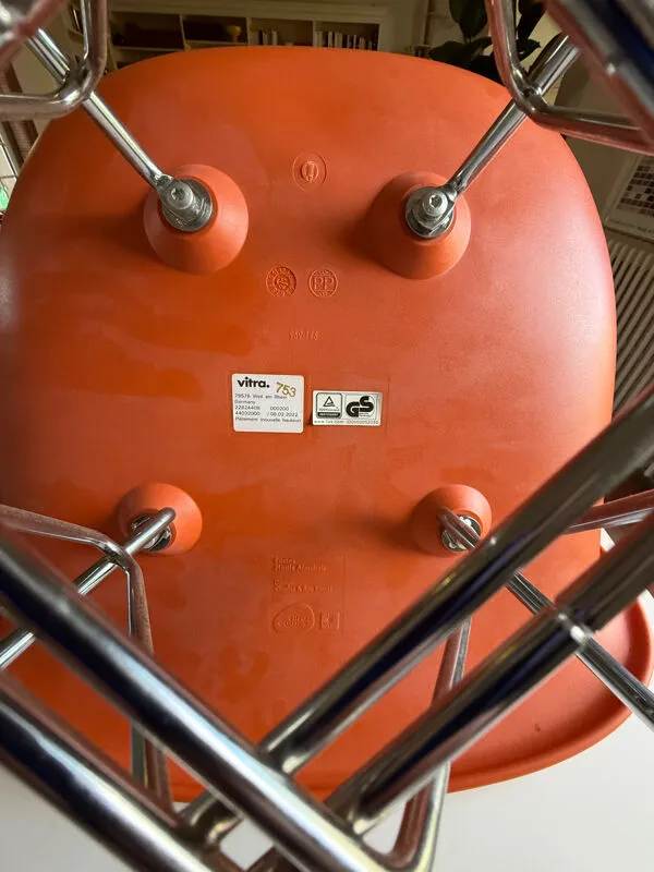 Illustration numéro 5 du produit 5 chaises vitra