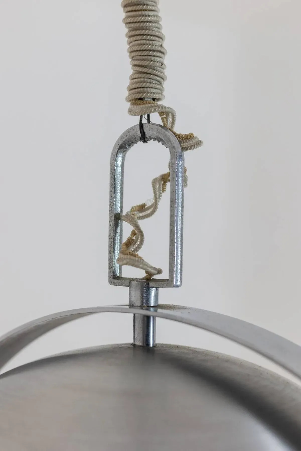 Illustration numéro 5 du produit Suspension de Style industriel en métal brossé et opaline. Années 1970.