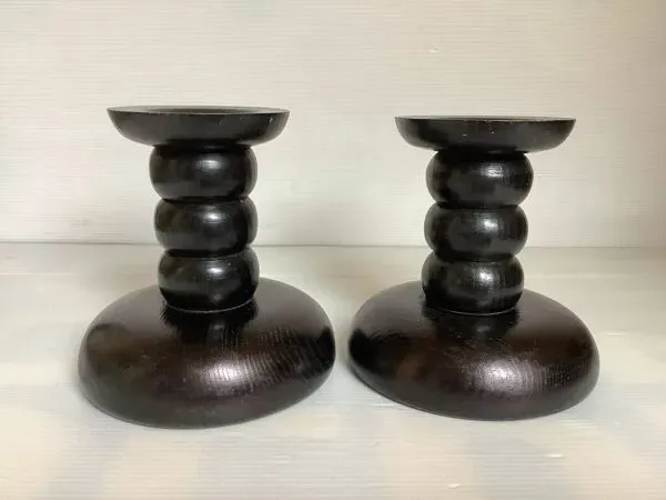 Illustration numéro 5 du produit Paire de bougeoirs en bois teinté noir