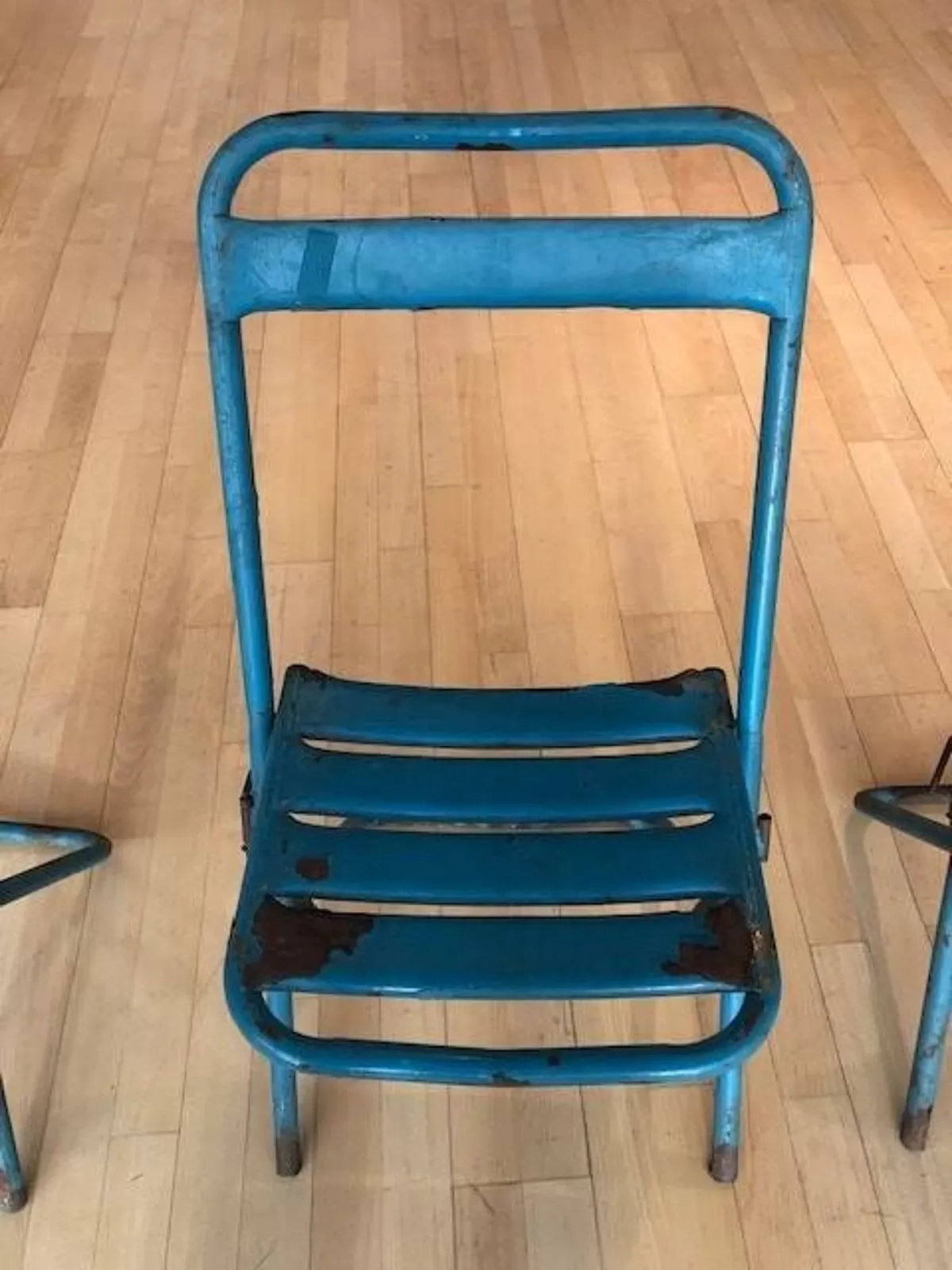 Illustration numéro 5 du produit Lot de 6 chaises pliantes style écolier ou industriel des années 1950/60