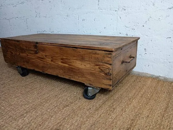 Illustration numéro 5 du produit Table basse rustique sur roulettes