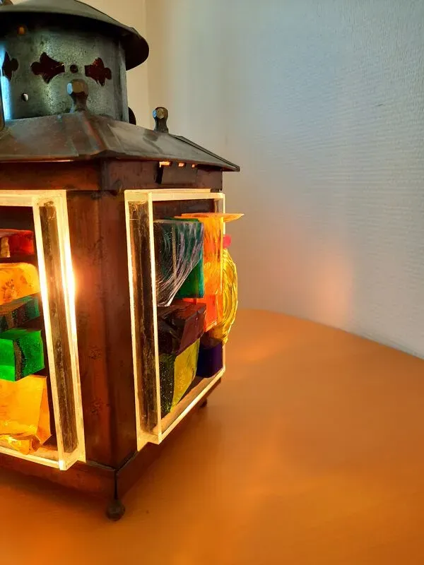 Illustration numéro 5 du produit Lampe de table-lanterne en cuivre et verres multicolores années 60