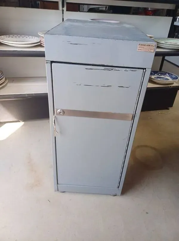 Illustration numéro 5 du produit Ancien casier industriel ptt 1975