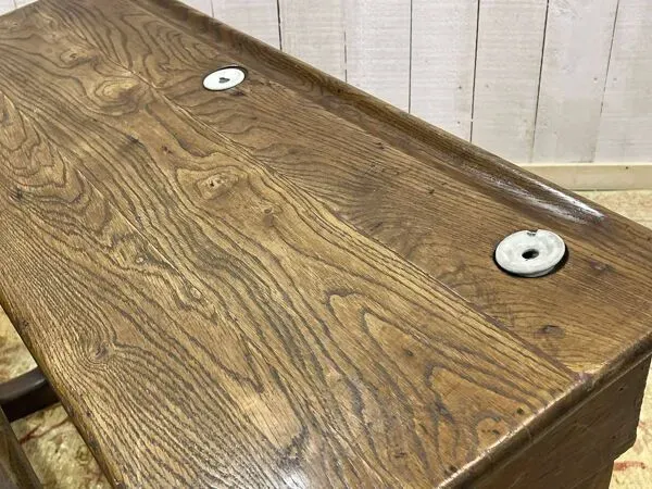 Illustration numéro 5 du produit Bureau d'écolier en chêne début XXème avec ses encriers en porcelaine