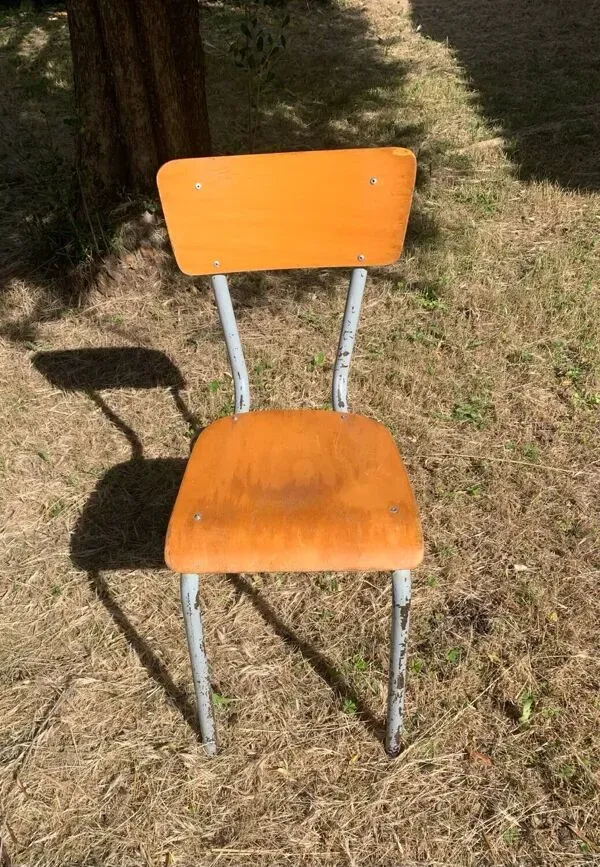 Illustration numéro 5 du produit Chaise d’école modèle adulte