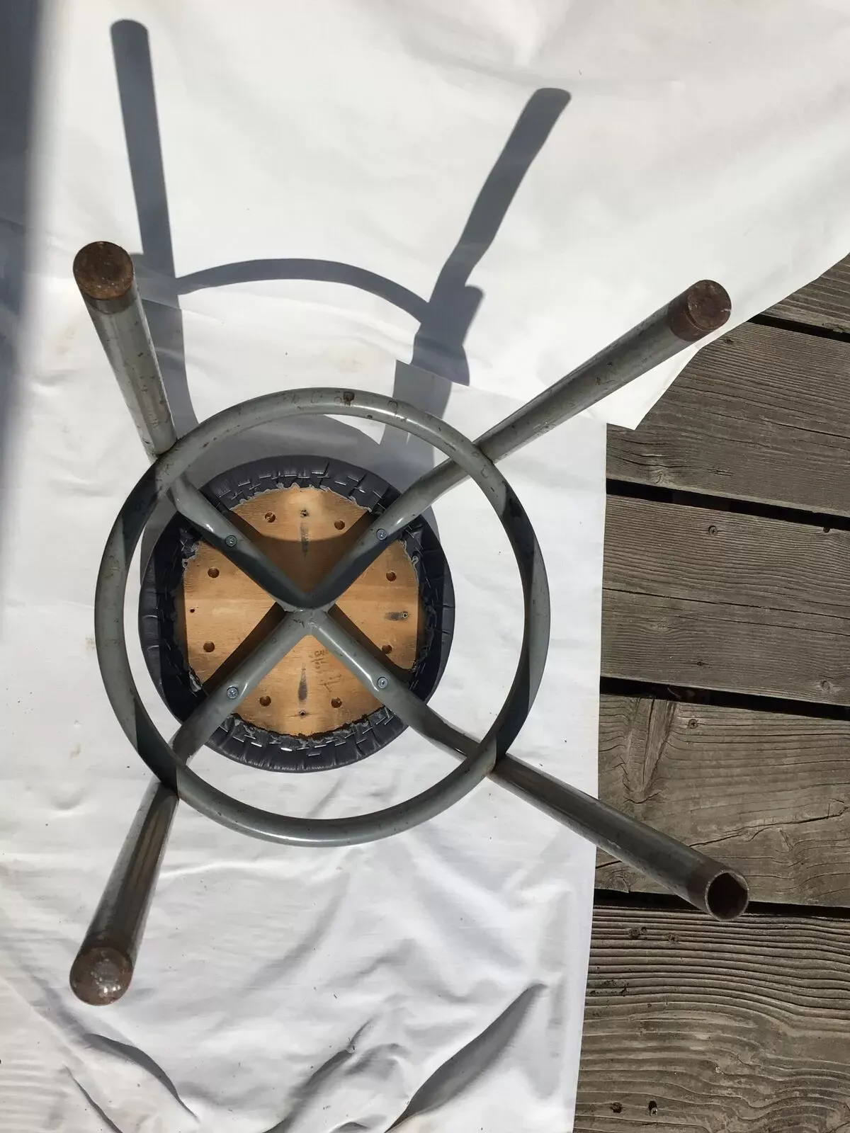 Illustration numéro 5 du produit Tabouret industriel assise cuir gris foncé