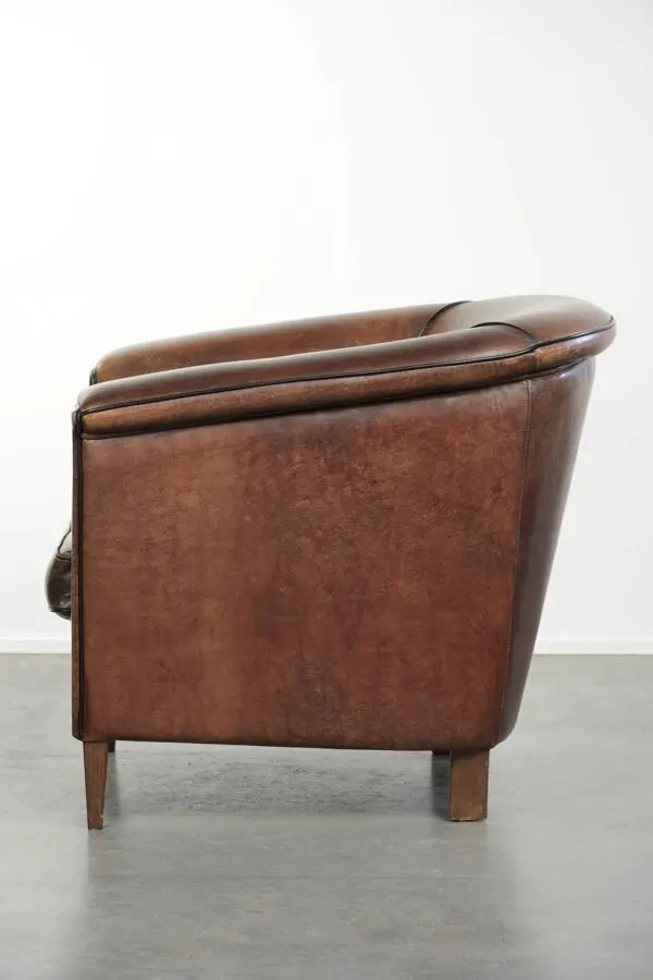 Illustration numéro 5 du produit Fauteuil club en cuir de mouton de style Art Déco avec un passepoil noir
