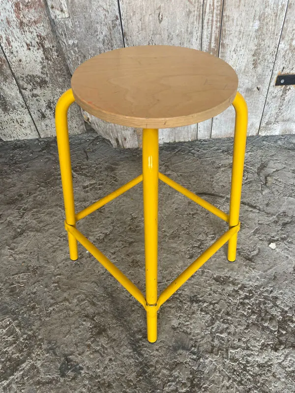 Illustration numéro 5 du produit Tabouret Industriel Ancien DPC Tube Métal Jaune + Assise Bois Vintage