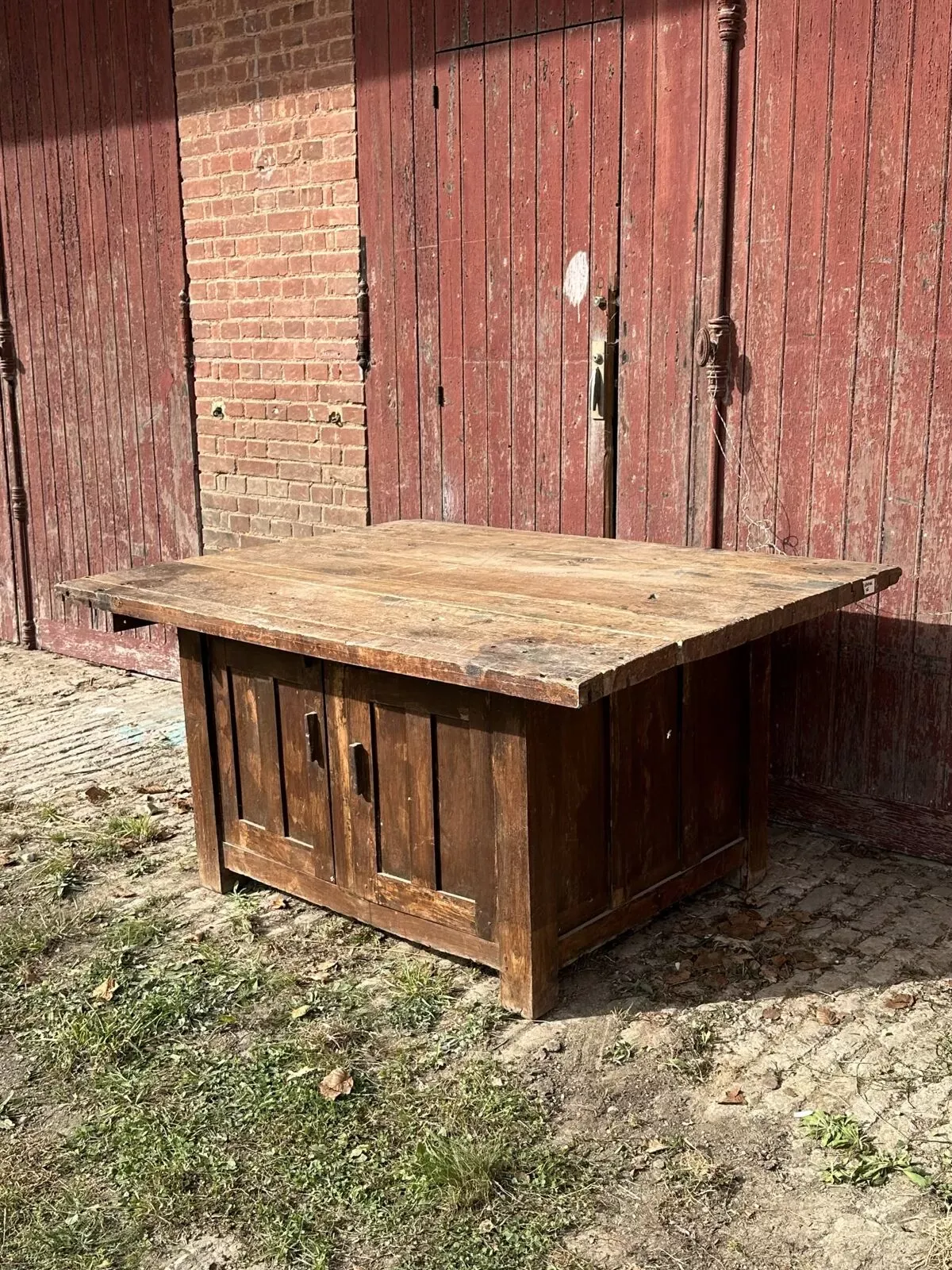 Illustration numéro 5 du produit Grande table en bois massif , rangement avec 2 portes